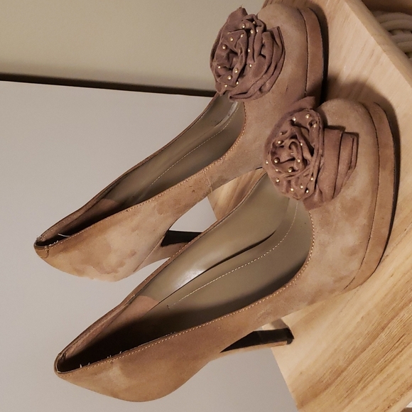 🔶️5 for $30🔶️ BCBGeneration Platform Taupe Suede Rosette Pumps - Picture 1 of 12